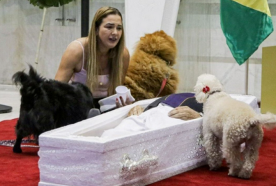 Imagem da notícia Velório do cantor Nahim é realizado com caixão no chão para cães se despedirem na Alesp